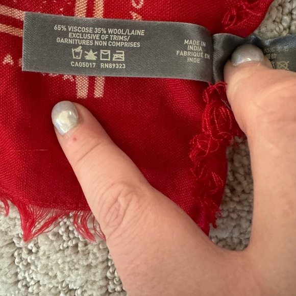 Roots Canada Red Wool Blend Canadian Map Wall Hanging Scarf Wrap 45" x 45" - Picture 4 of 5